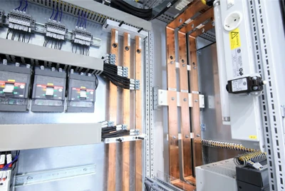 Соединительные пластины распределительных устройств и шкафов управления двигателем