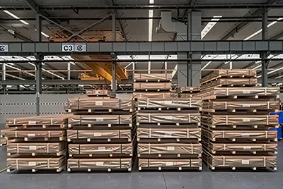 Стопка алюминиевых листов 3105 на деревянном поддоне