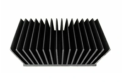 Черный анодированный радиатор с наклонными ребрами