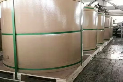 Зеркальный алюминиевый катушка, упакованный вертикально на деревянный поддон для экспортной отправки