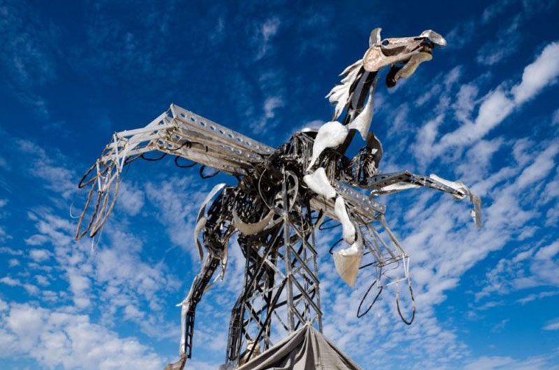 Сочетание алюминиевой пейзажной скульптуры с индустриальной мощью