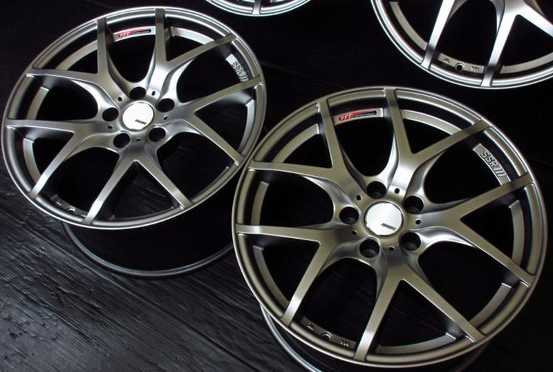 поверхность отливок автомобильных алюминиевых ступиц колес