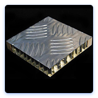 Алюминиевые сотовые панели с клетчатой поверхностью
