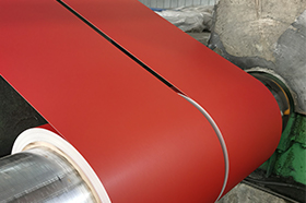 широкий рулонный лист с цветным покрытием