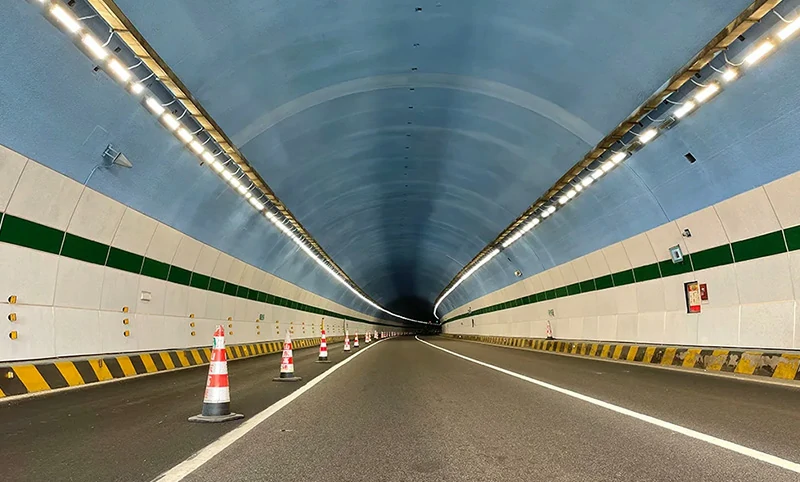 Описание изображения: Эффект диффузного отражения в тоннеле из пеноалюминия