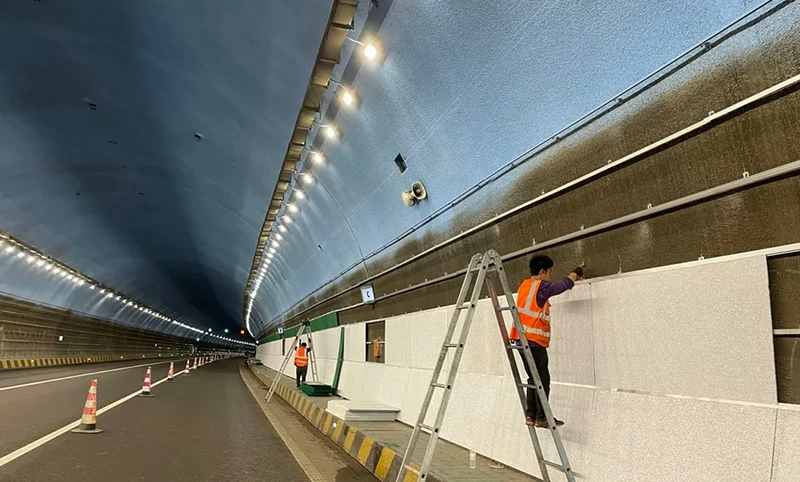 Монтаж шумозащитных экранов из пеноалюминия в тоннеле