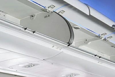 Интерьер кабины пилотов и салона самолета