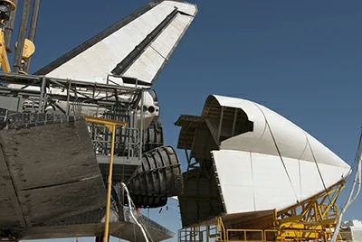 Крышка двигателя и обтекаемая конструкция кузова