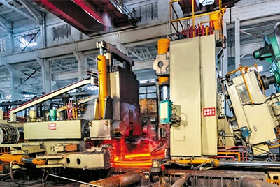 Большие заготовки кованых алюминиевых плит готовы к термической обработке