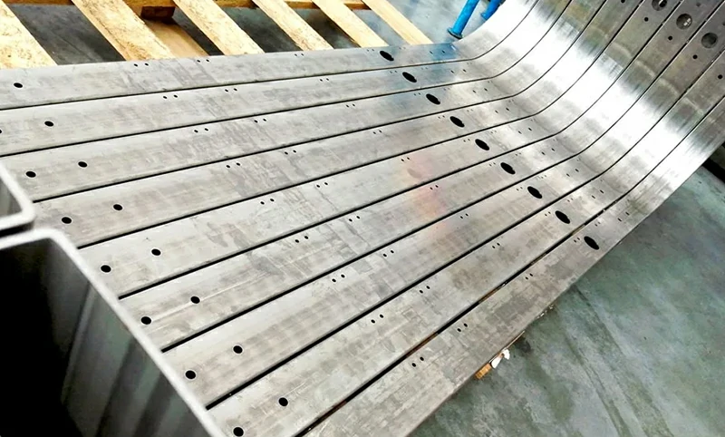 Изогнутая алюминиевая труба