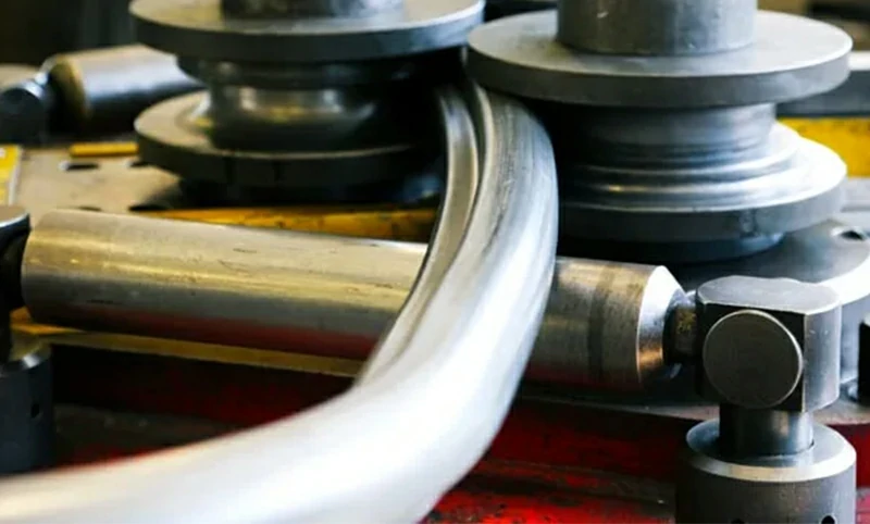 Изогнутая алюминиевая труба