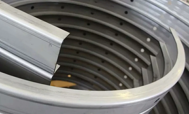 Изогнутая алюминиевая труба