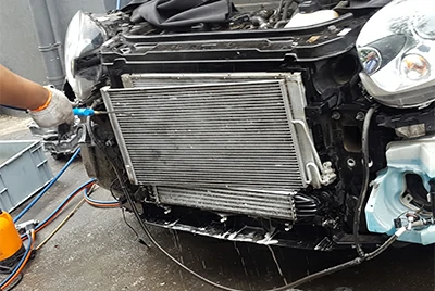 Сборка автомобильного радиатора и конденсатора