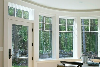 Дверь на петлях с алюминиевой облицовкой