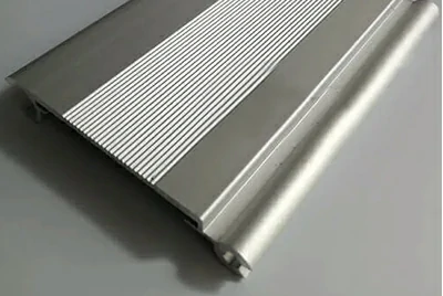 Алюминиевые складные профили для экранов, предназначенные для использования в аэропортах.