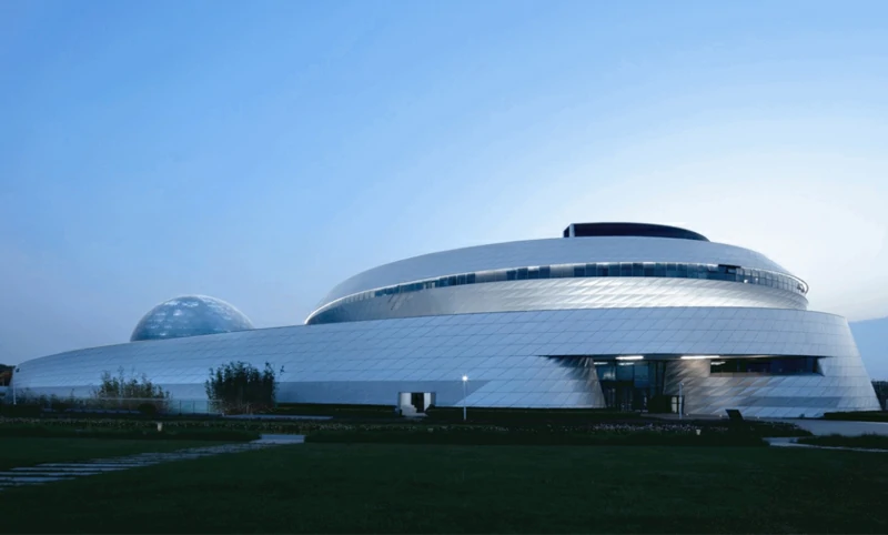 Торговые комплексы и фасады розничных магазинов