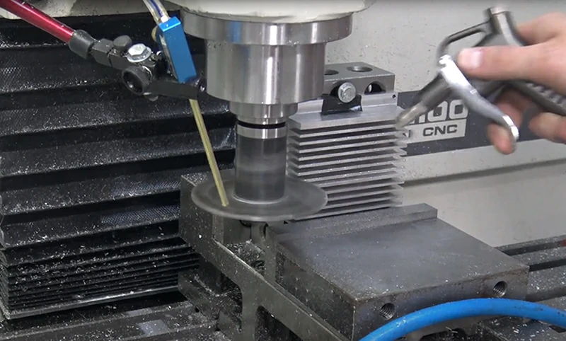 Алюминиевые профили радиаторов, изготовленные на станках с ЧПУ.